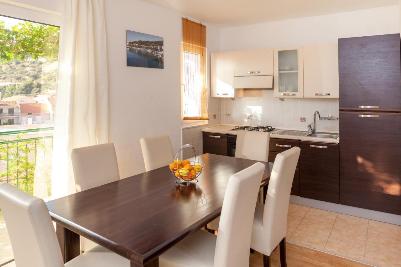 Apartments Leut 80M From The Sea Podgora Room photo