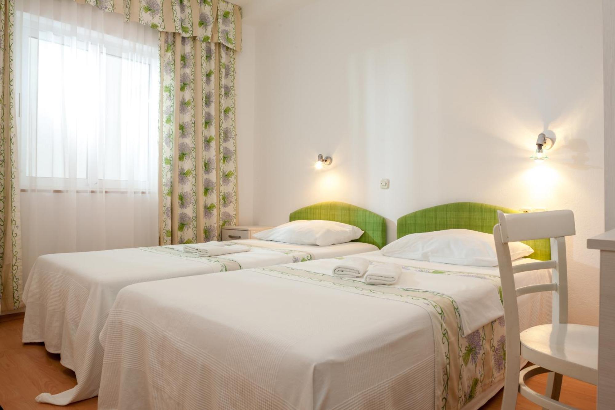 Apartments Leut 80M From The Sea Podgora Room photo