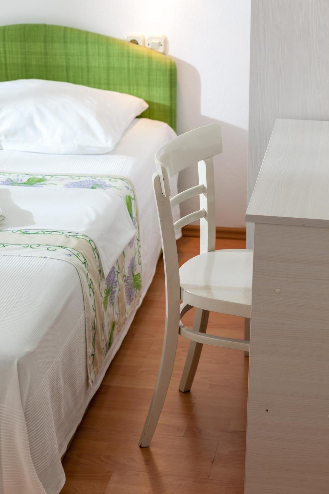 Apartments Leut 80M From The Sea Podgora Room photo